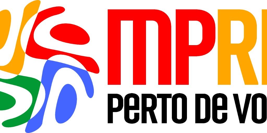 Logotipo do projeto MPRN Perto de Você (tem quatro bonequinhos (um vermelho, um amarelo, um azul e um verde) em um círculo ao lado do nome MPRN (em vermelho) Perto de Você (em preto).