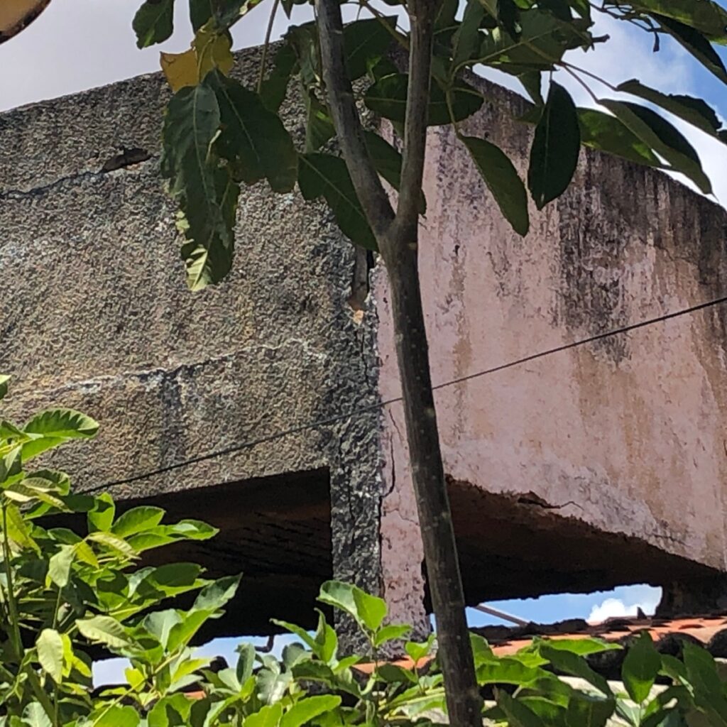 Imagem mostra fissuras em caixa d'agua feita de alvernaria.