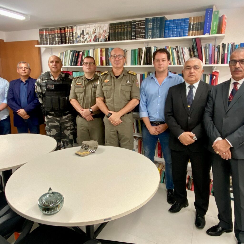 Imagem de oito homens, um ao lado do outro, posando para a foto.