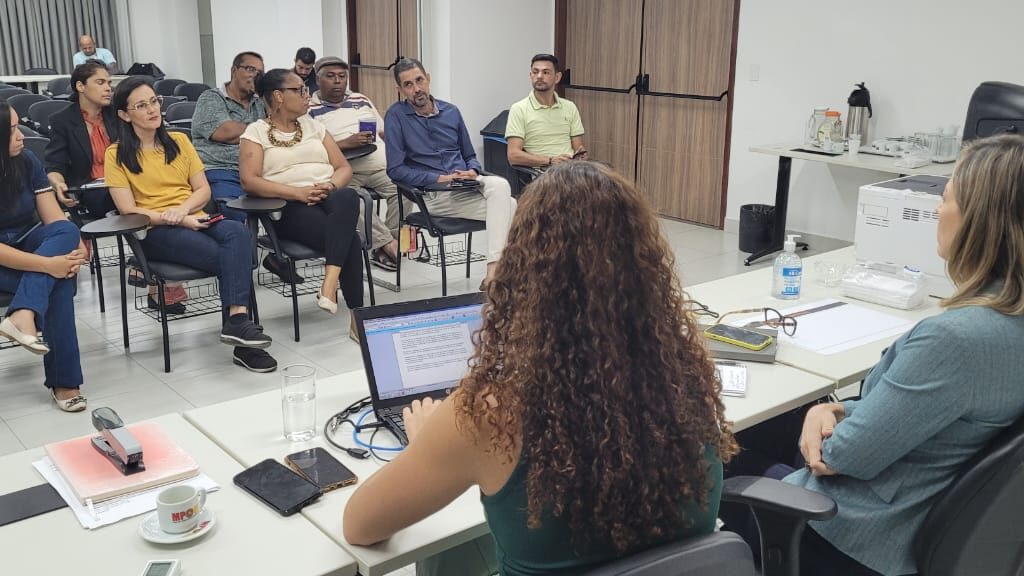 Imagem de uma reunião entre os candidatos a conselheiros tutelares e representantes do Ministério Público do RN.