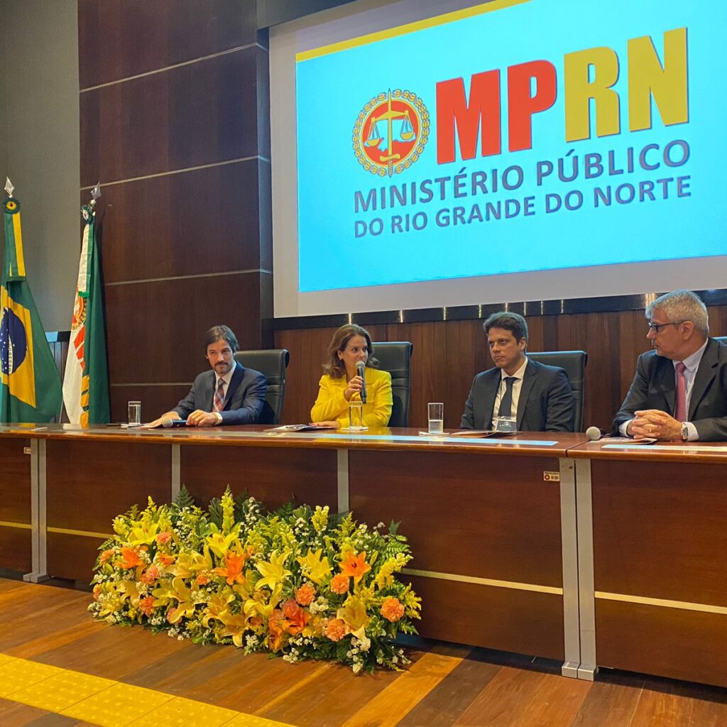 Imagem da procuradora-geral de Justiça, Elaine Cardoso, presidindo a mesa de abertura do XV Encontro de Gestores da Rede Nacional de Laboratórios de Tecnologia Contra Lavagem de Dinheiro.