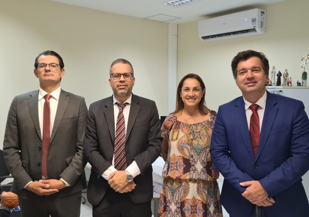 Imagem da corregedora-geral, Iadya Gama, e do Ouvidor do MPRN, Rodrigo Pessoa, ao lado de dois juízes.