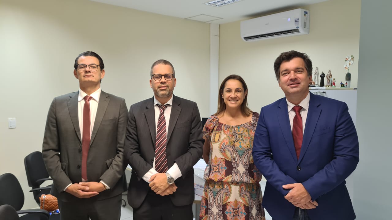 Imagem da corregedora-geral, Iadya Gama, e do Ouvidor do MPRN, Rodrigo Pessoa, ao lado de dois juízes.