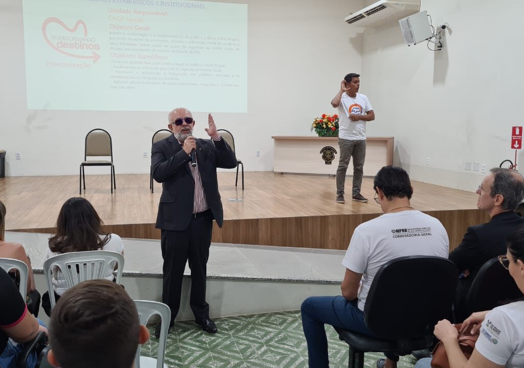 Imagem do promotor de Justiça Vicente Elísio falando para uma plateia, durante audiência pública.