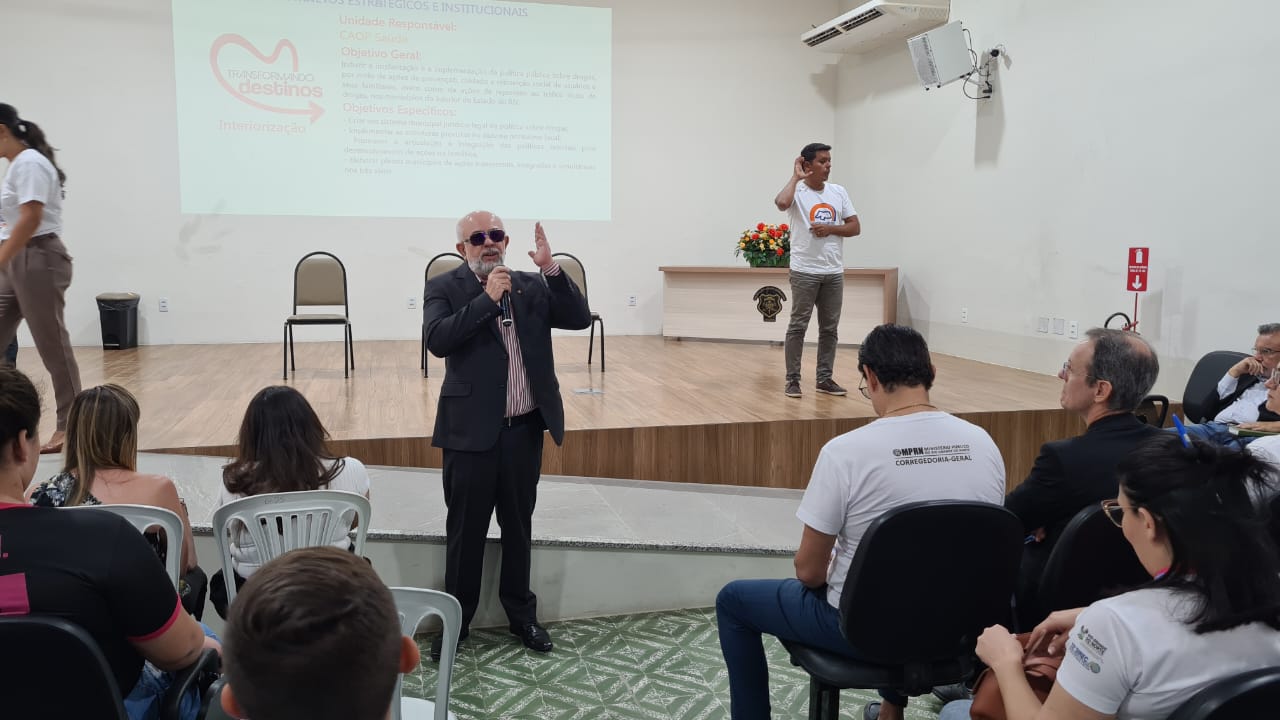 Imagem do promotor de Justiça Vicente Elísio falando para uma plateia, durante audiência pública.