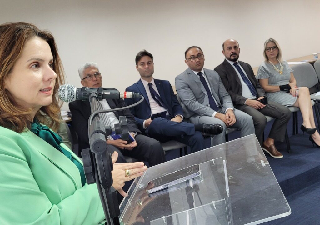 Imagem da procuradora-geral de Justiça, Elaine Cardoso, discursando em solenidade de assinatura do Pacto Nacional pela Consciência Vacinal