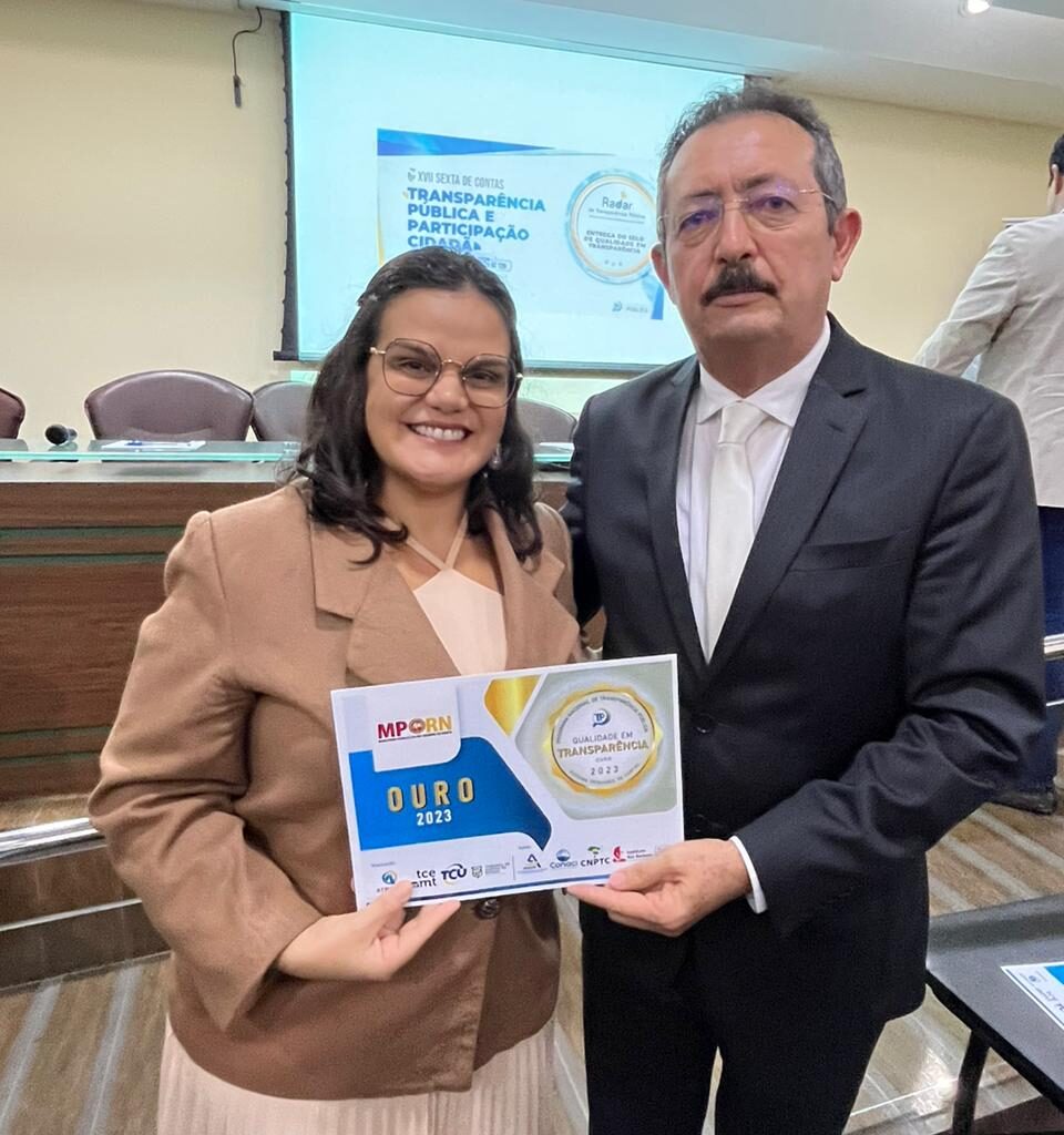 Imagem da promotora de Justiça Beatriz Azevedo e do presidente do TCE, Gilberto Jales.