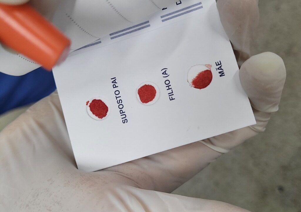 Imagem de uma coleta de sangue para exame de investigação de paternidade