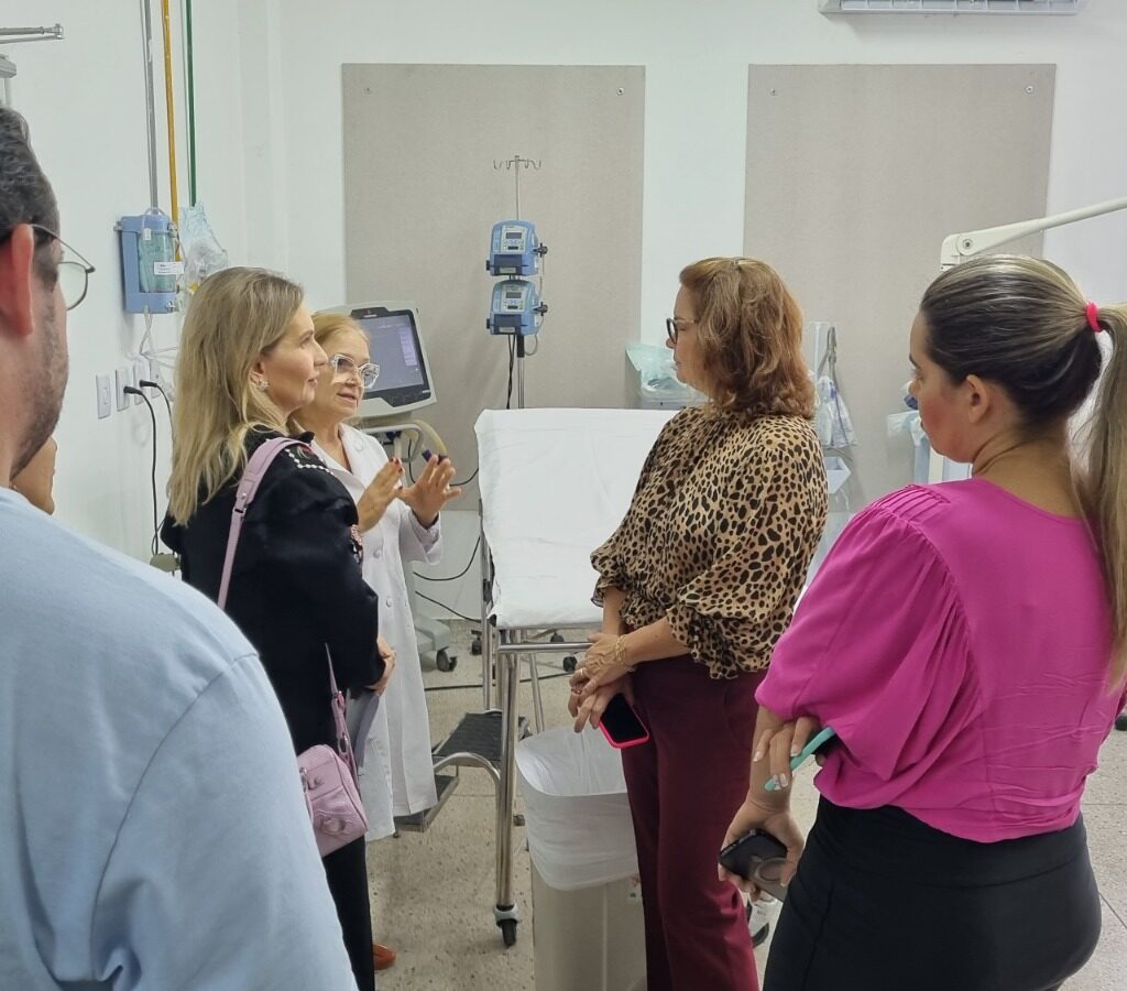 Imagem das promotoras de Justiça Iara Pinheiro e Luciana Maciel durante inspeção no Hospital Regional Deoclécio Marques de Lucena, em Parnamirim.