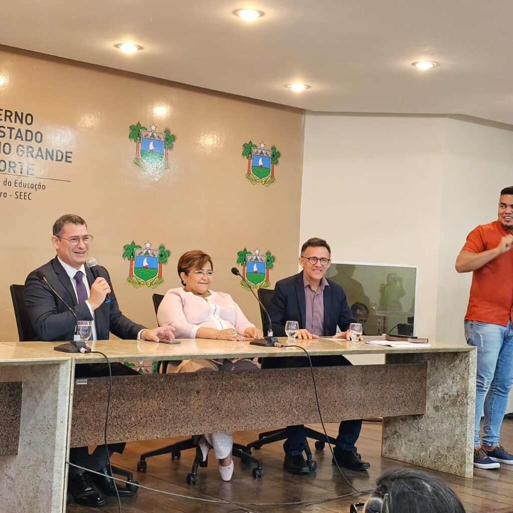 Imagem do promotor de Justiça Oscar Ramos, compondo um dispositivo em evento sobre Justiça Restaurativa