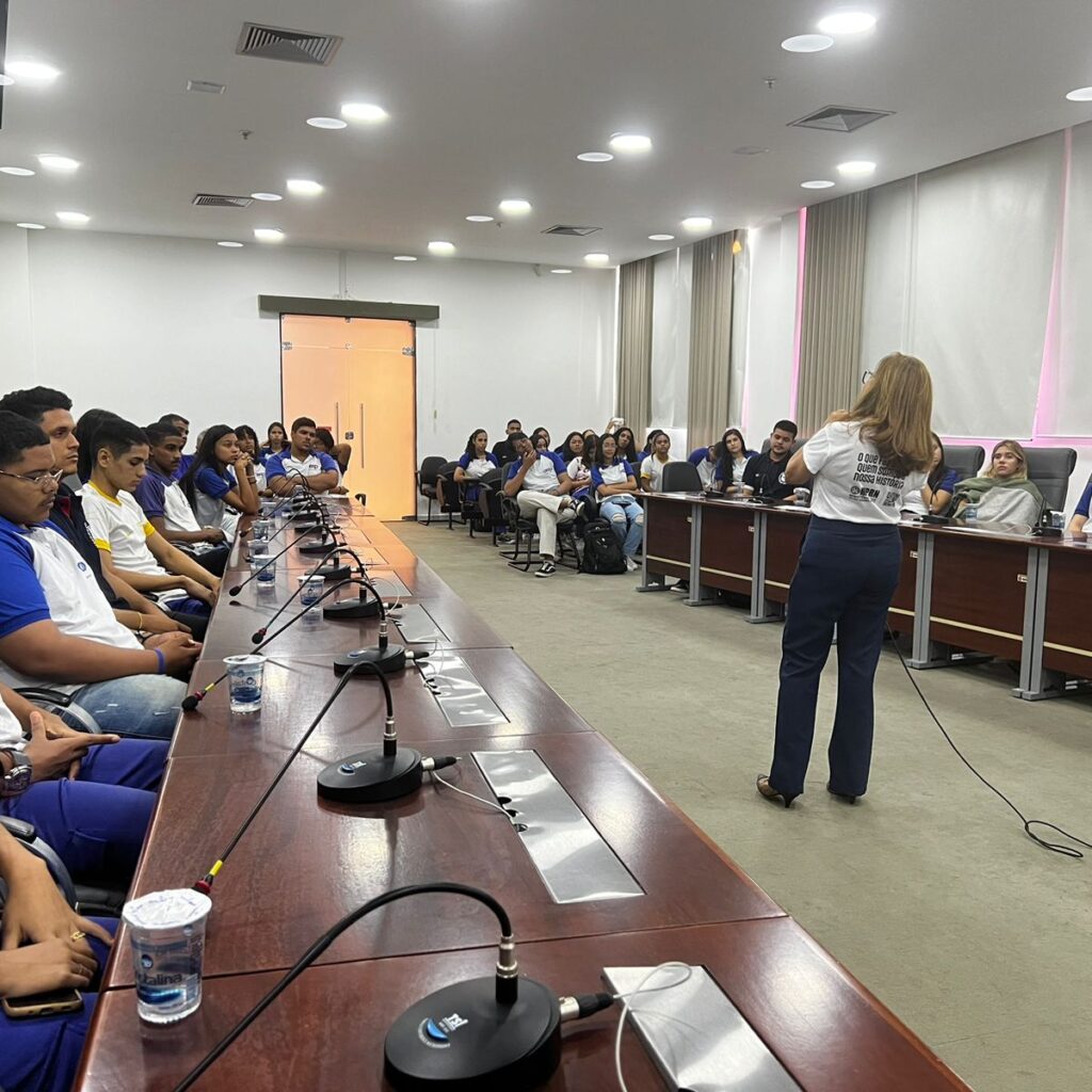 Auditório da PGJ com alunos sentados em cadeiras