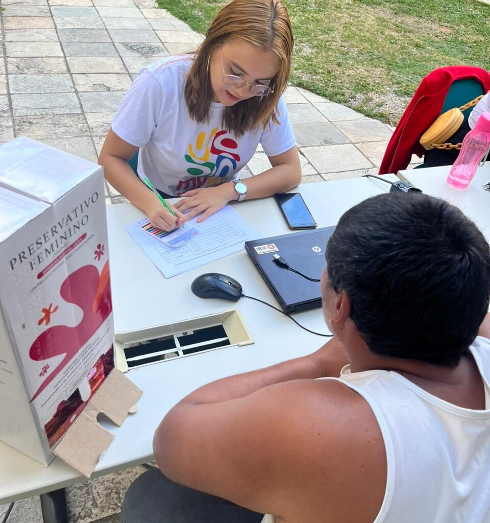 Pessoa em situação de rua sendo atendida durante ação do ministério público do RN