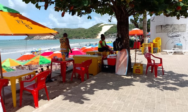 Fotos da barracas e comerciantes no calçadão da praia de ponta negra