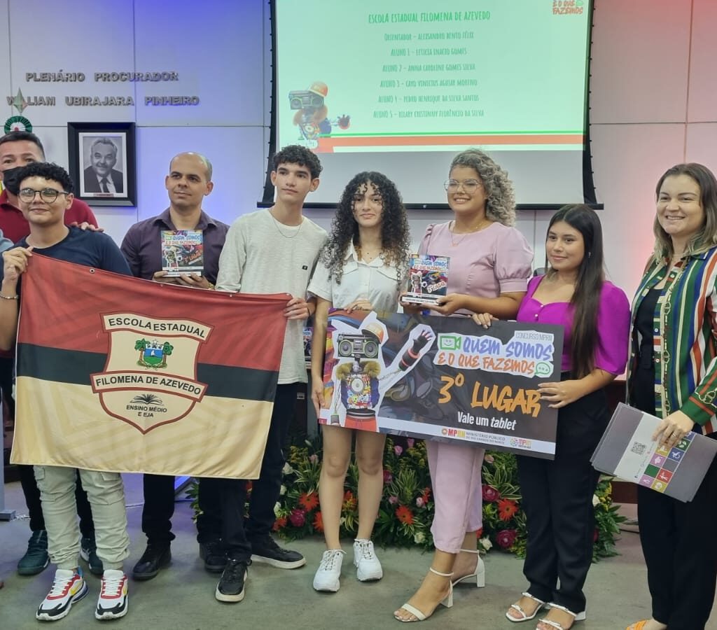 Imagem de estudantes premiados no concurso