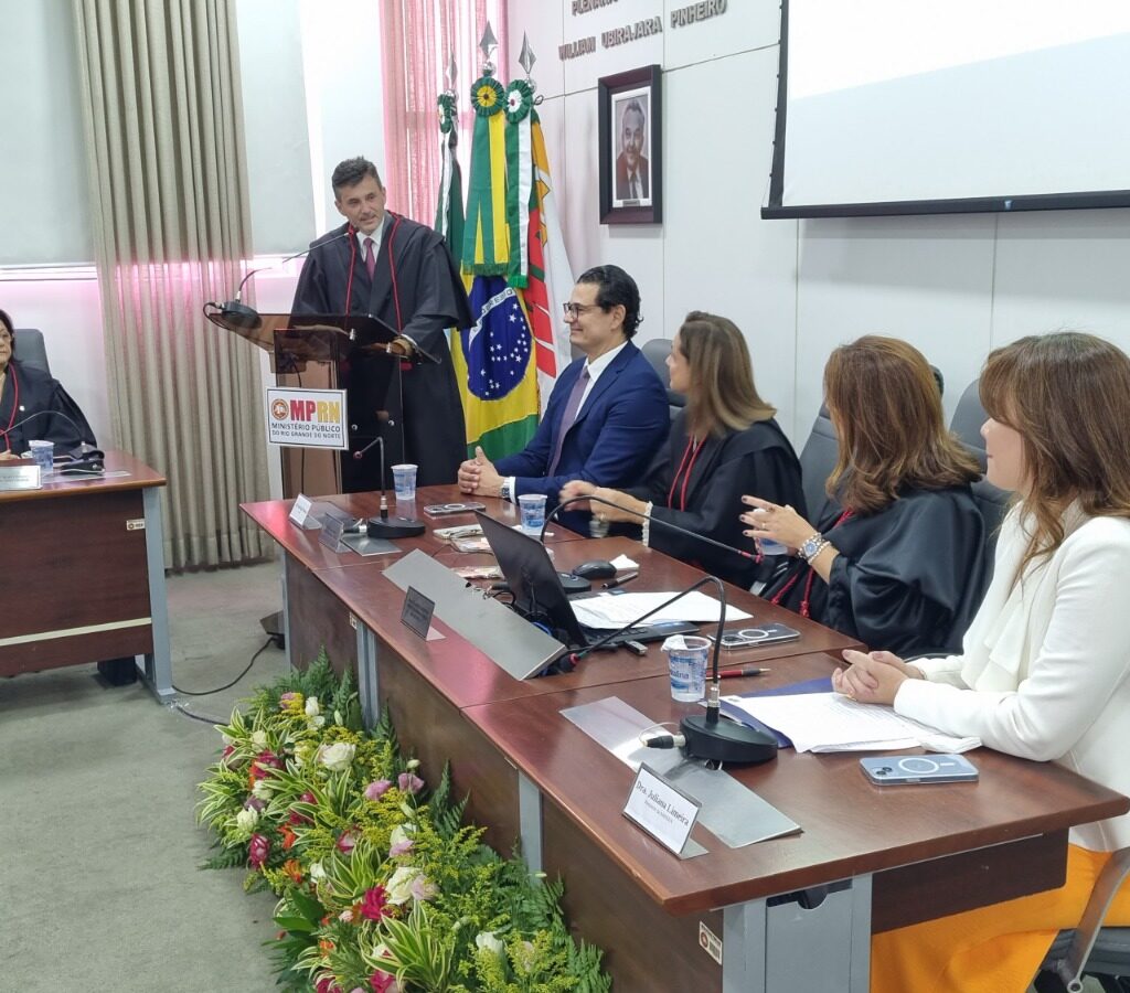 Imagem mostrando o procurador Manoel Onofre discursando e olhando para a presidência do Colégio de Procuradores de Justiça.