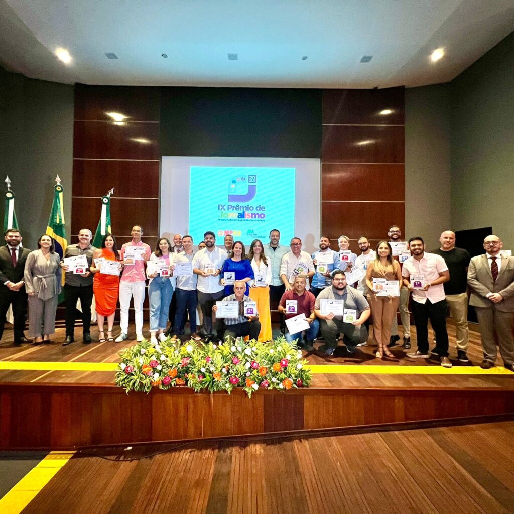 Foto do palco com todos os vencedores premiados.