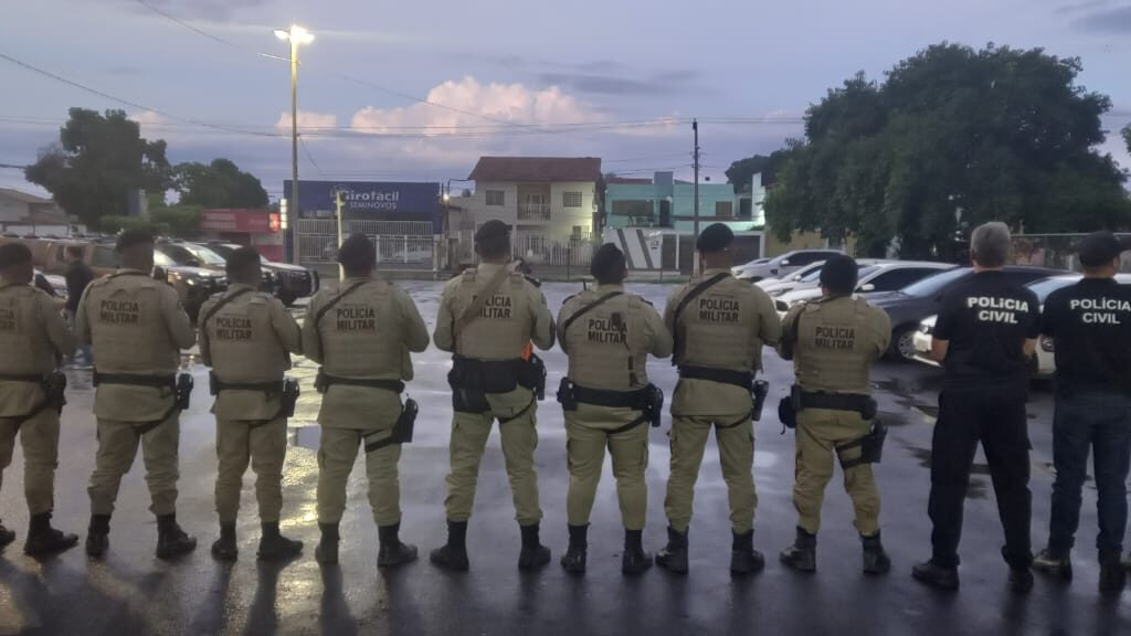 Imagem mostra policiais da Bahia de costas em fila.