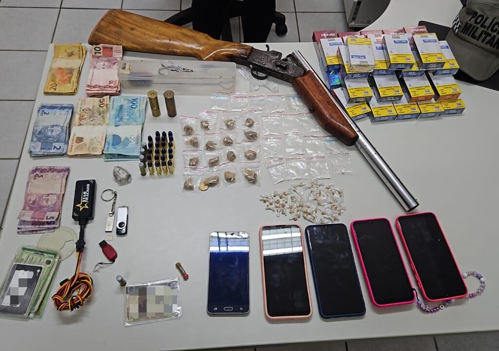 Imagem de material apreendido, drogas, armas, dinheiro e documentos.