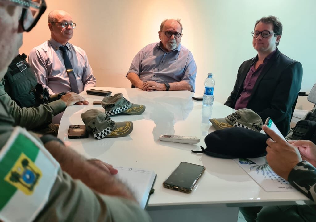 imagem de homens sentados a mesa