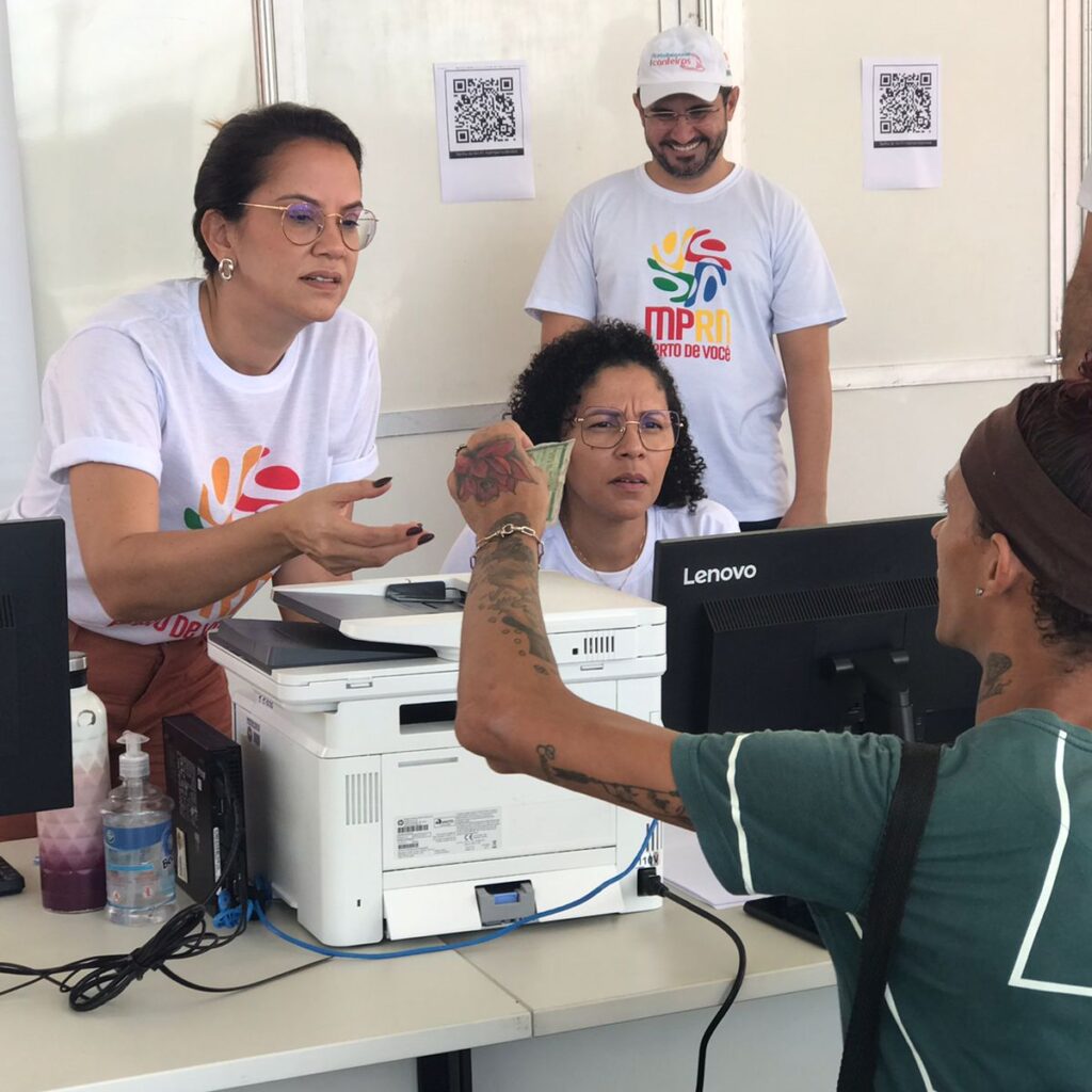 Imagem de servidores do MPRN realizando atendimento à população de Santo Antônio.