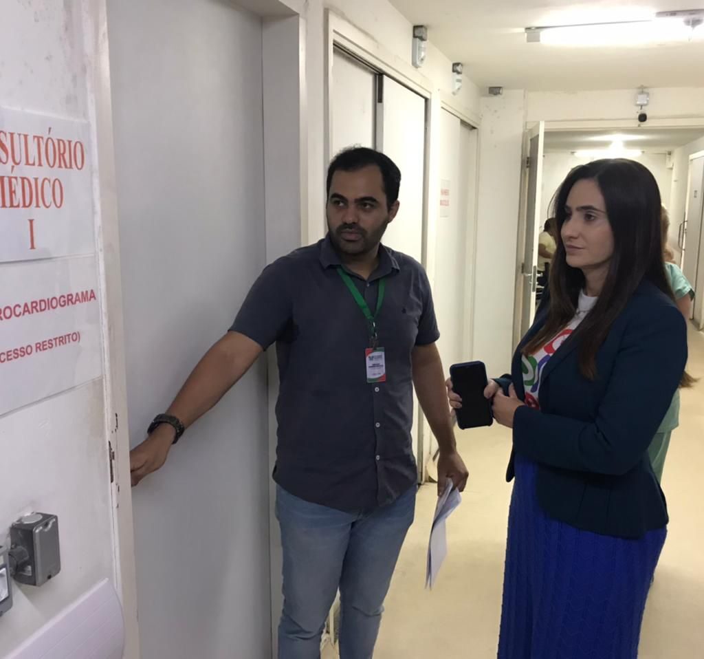 Imagem da promotora de Justiça Rosane Moreno, ao lado de um homem, durante vistoria no Hospital Regional Lindolfo Gomes Vidal, na cidade de Santo Antônio.