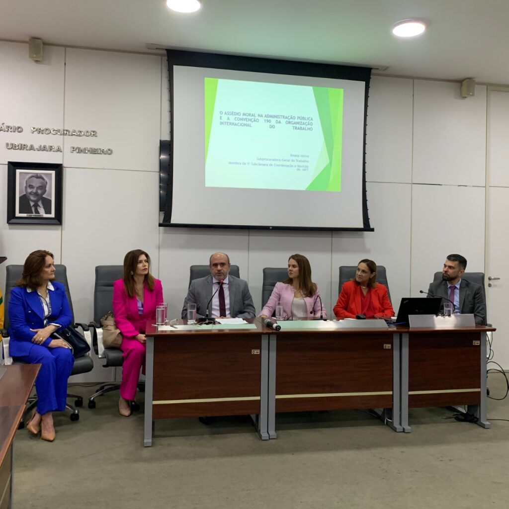 Imagem da uma mesa composta pela procuradora-geral de Justiça Elaine Cardoso, da corregedora-geral Iadya Gama Maio, dos promotores de Justiça Guglielmo Marconi, da subprocuradora-geral do MPT, Ileana Mousino, e da desembargadora do TJRN, Maria de Lourdes Medeiros.