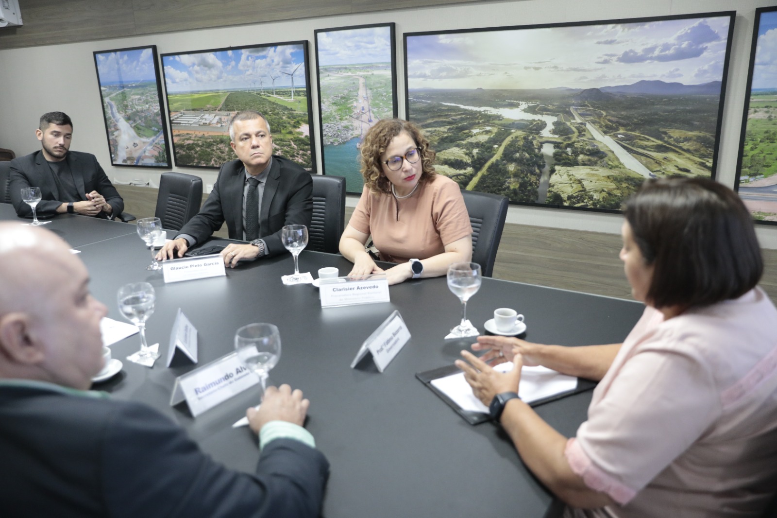 Imagem da procuradora regional Eleitoral no RN, Clarisier Azevedo, e do procurador-geral de Justiça adjunto do RN, Glaucio Garcia, durante reunião com a governadora Fátima Bezerra.