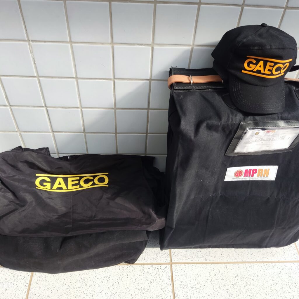 imagem de malotes pretos com material recolhido durante a operação e a identificação do GAECO.