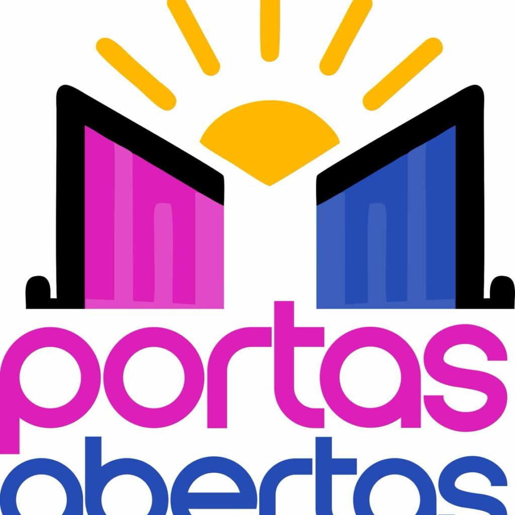 Logo do projeto Portas Abertas com esse nome escrito em roxo e azul. a imagem mostra uma porta se abrindo com um sol no meio.