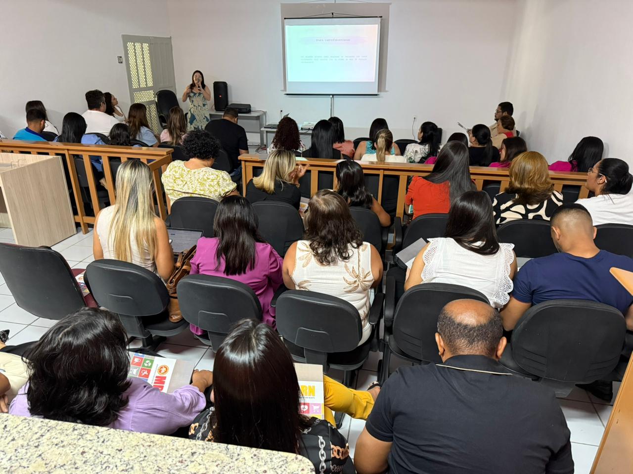 imagem de auditório mostrando a palestra de apresentacao do projeto protecao integrada