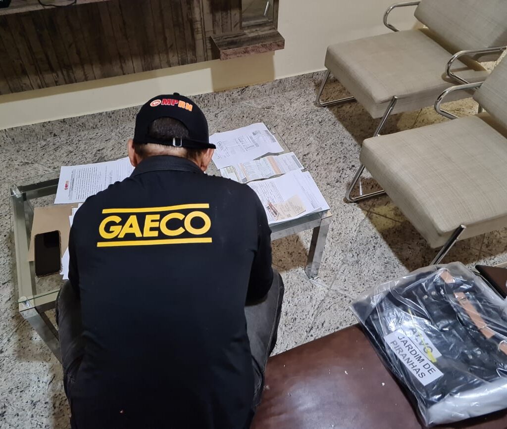 Imagem mostra agente do GAECO durante diligencias da operacao plata