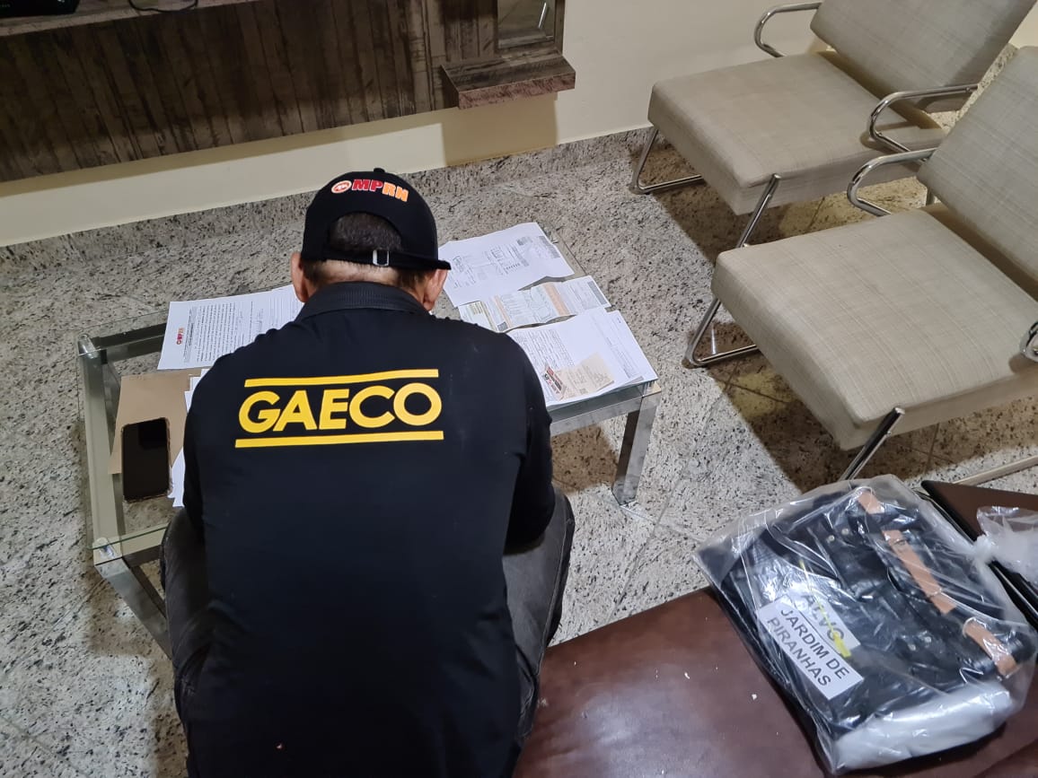 Imagem mostra agente do GAECO durante diligencias da operacao plata