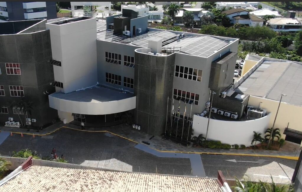 imagem aérea da sede da PGJ com placas de energia solar