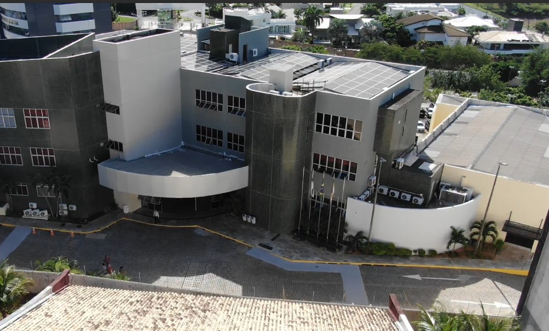 imagem aérea da sede da PGJ com placas de energia solar