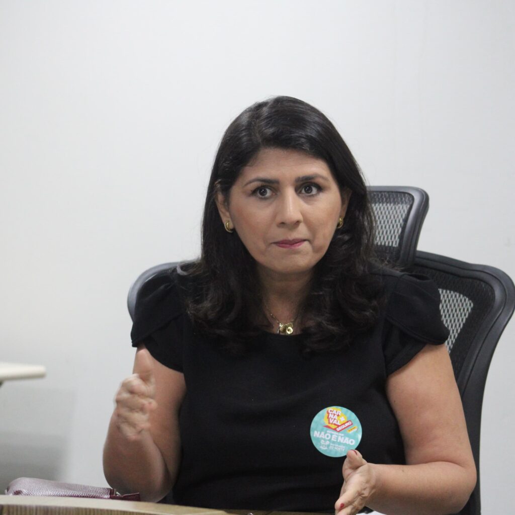 imagem da promotora Erica Canuto durante reuniao de lancamento da campanha de combate ao assedio durante o carnaval 2025