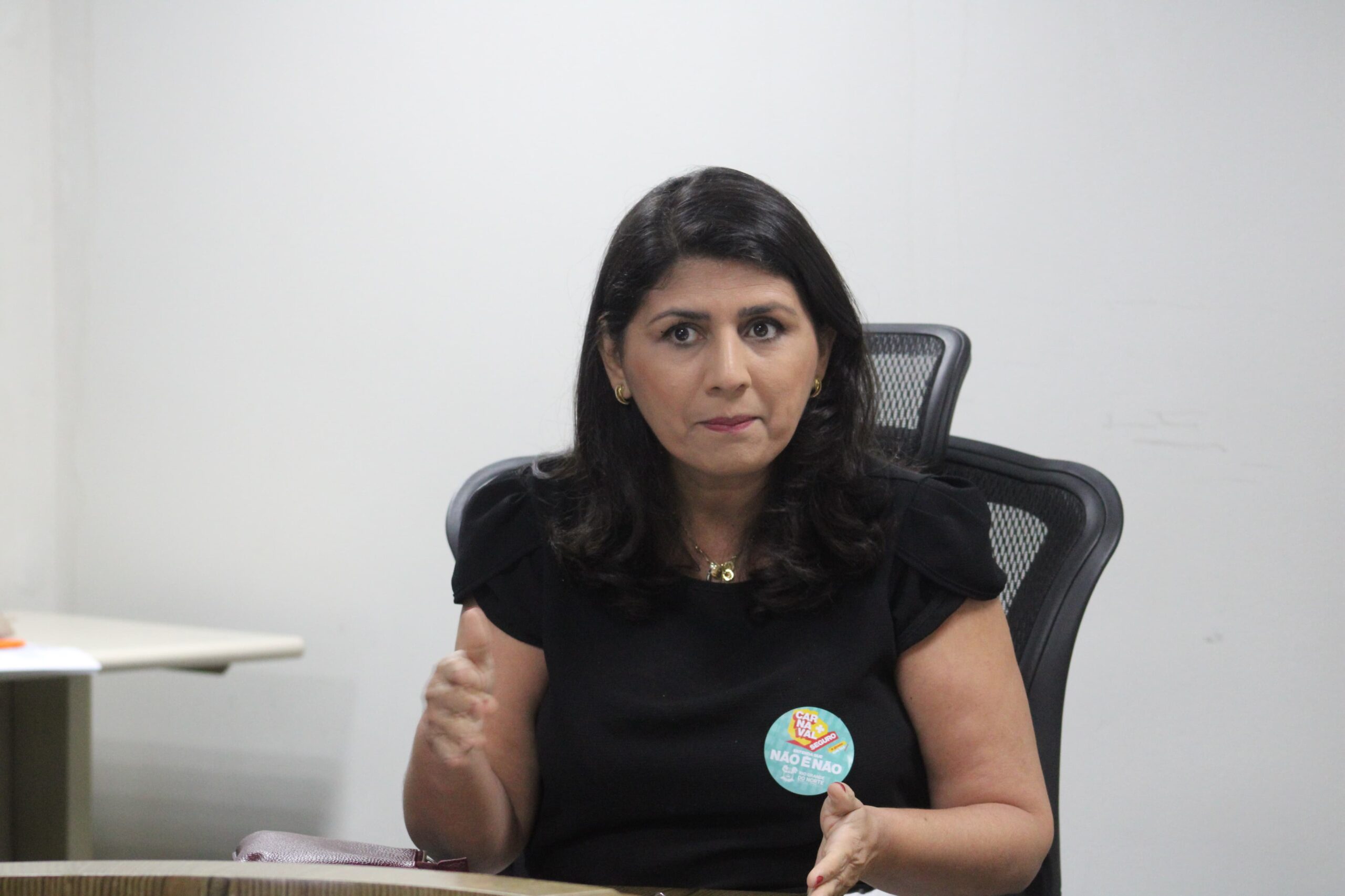 imagem da promotora Erica Canuto durante reuniao de lancamento da campanha de combate ao assedio durante o carnaval 2025