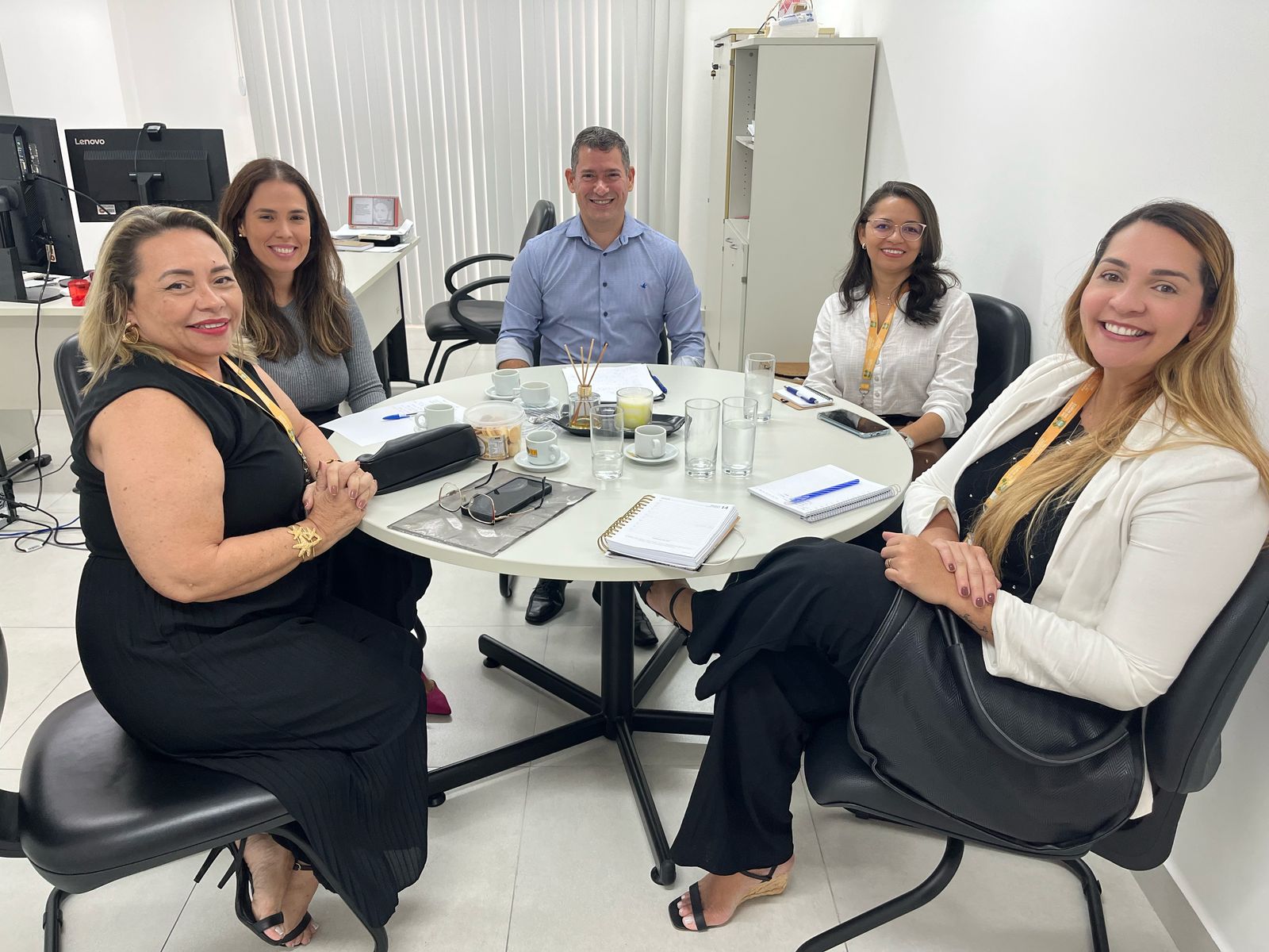 Imagem de pessoas sentadas a mesa durante reunião